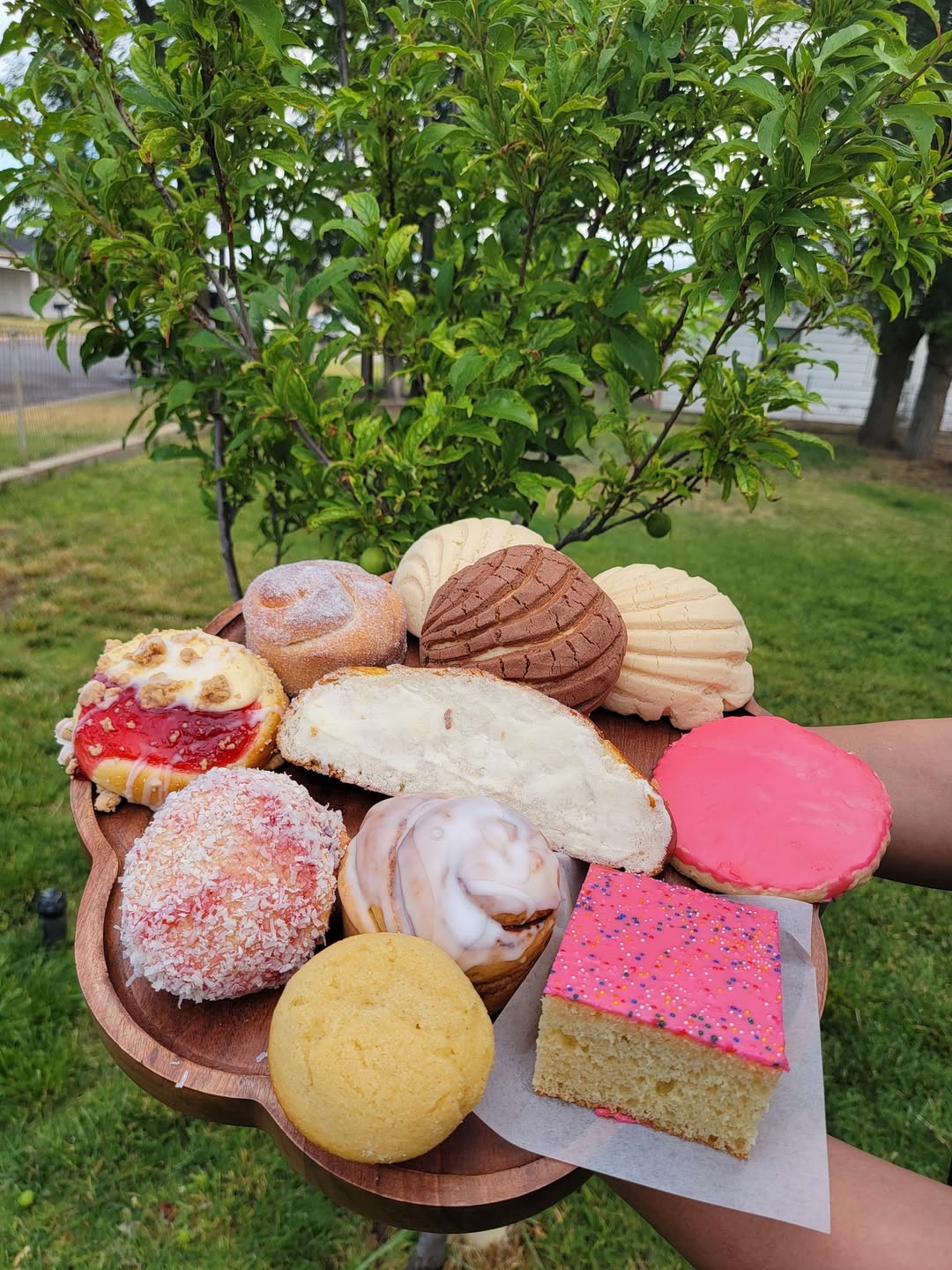 Charola de pan dulce de Corazón Contento en una tabla de madera con forma de corazón